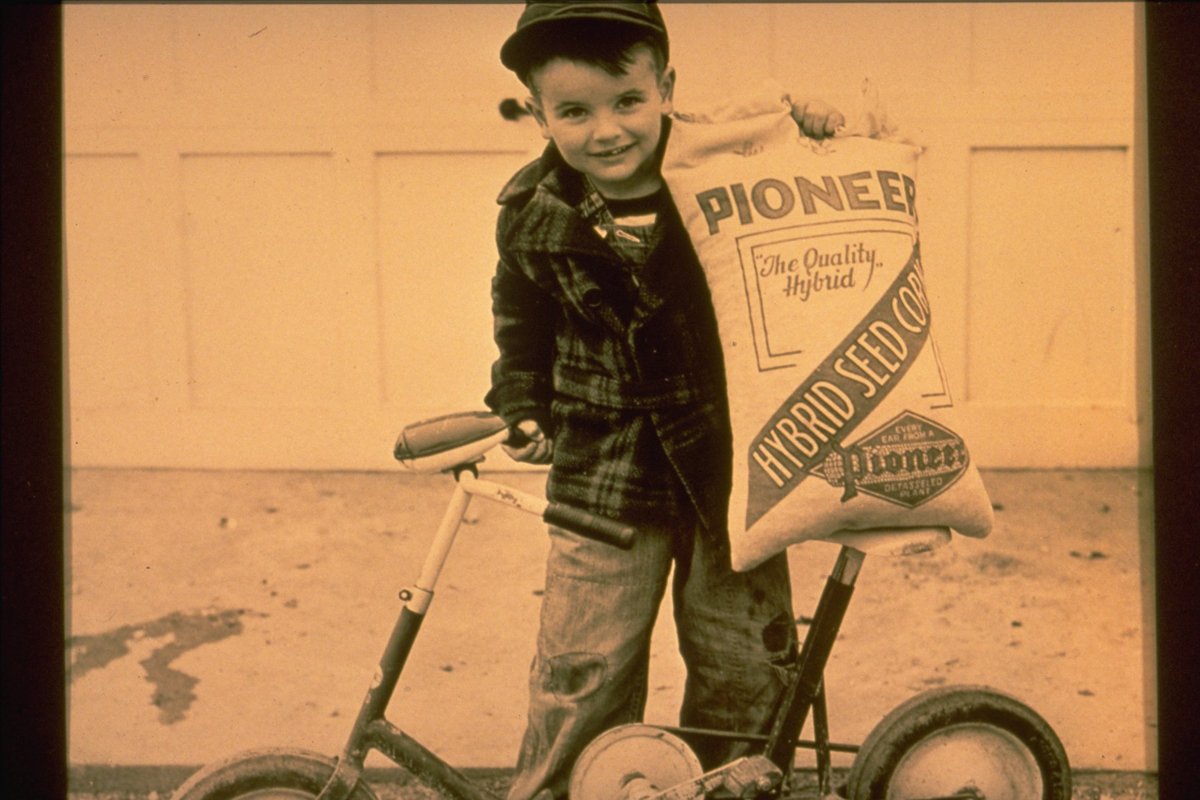 Giovane agricoltore sceglie Pioneer, foto degli anni '40