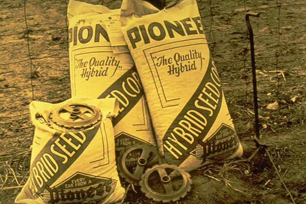 Campo di mais e meccanizzazione agricola negli anni '40