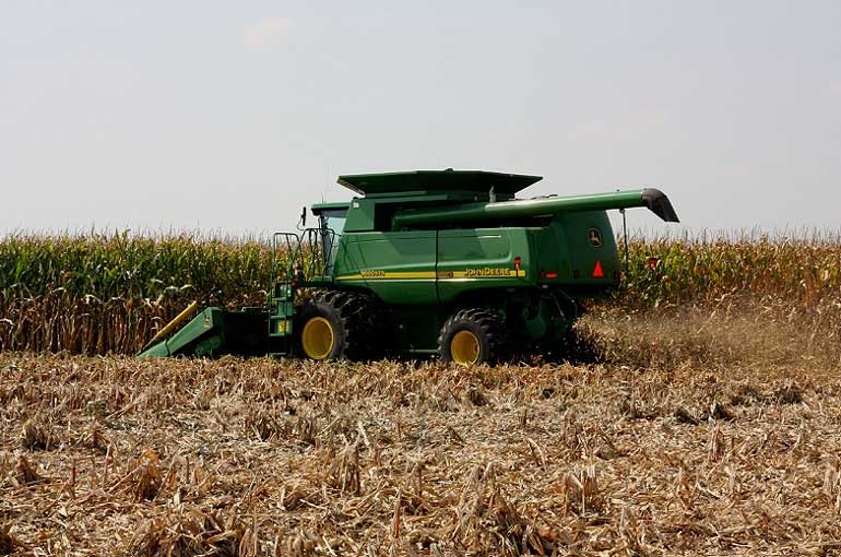 Photo - Field operation - Harvest - green combine
